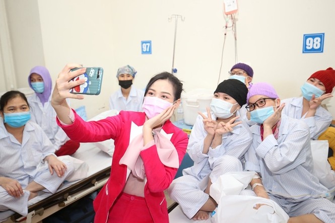 Soi trang phục Hoa hậu Đỗ Thị Hà trong các hoạt động nhân ái, xinh đẹp nền nã không có gì để chê - ảnh 6