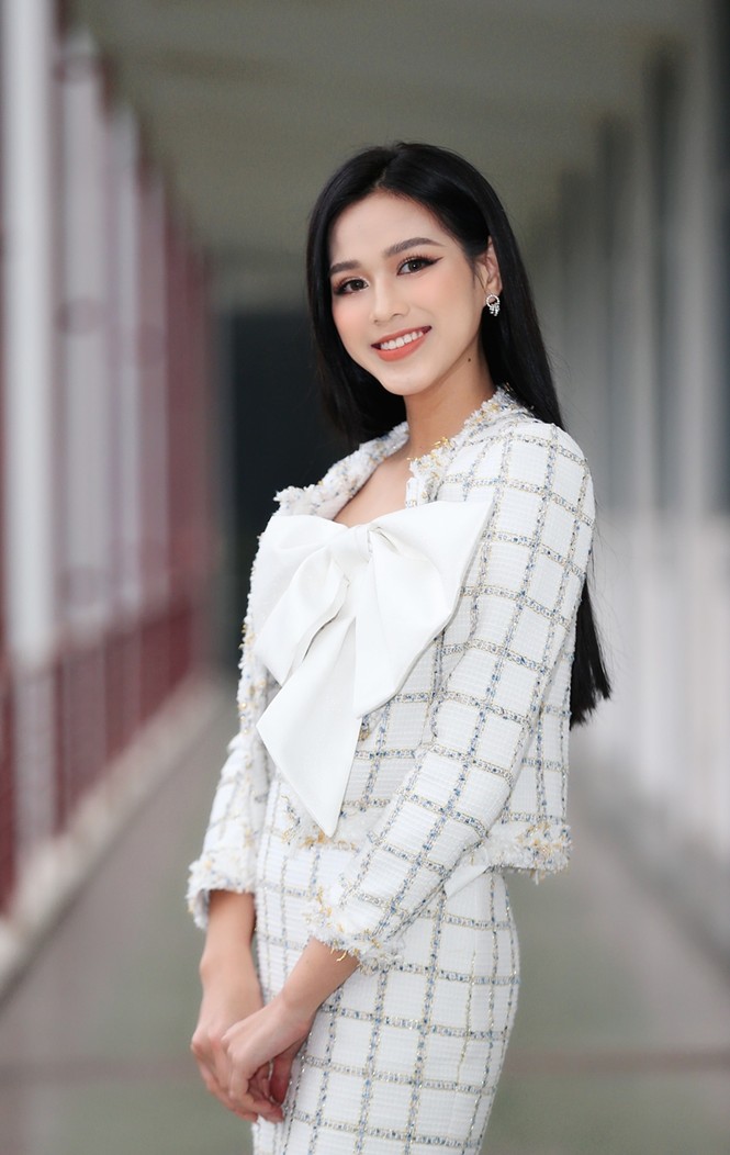 Soi trang phục Hoa hậu Đỗ Thị Hà trong các hoạt động nhân ái, xinh đẹp nền nã không có gì để chê - ảnh 2