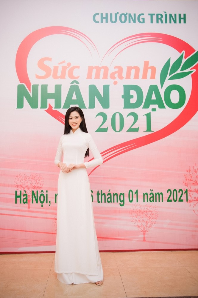 Soi trang phục Hoa hậu Đỗ Thị Hà trong các hoạt động nhân ái, xinh đẹp nền nã không có gì để chê - ảnh 3