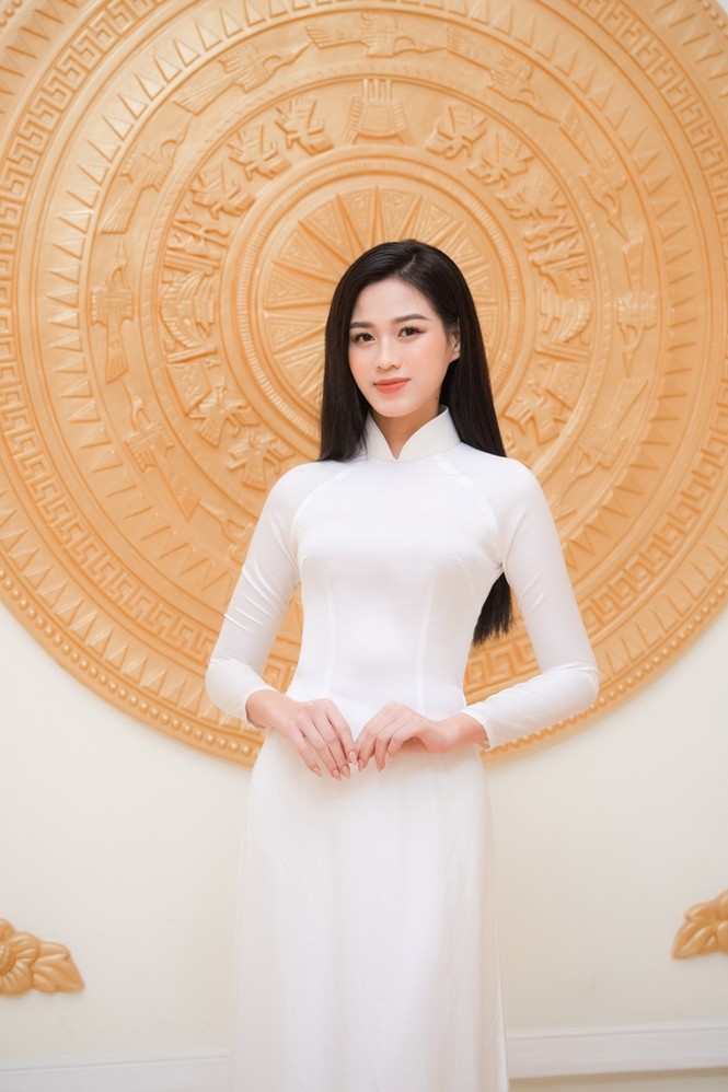 Hoa hậu Đỗ Thị Hà xinh đẹp trong tà áo dài trắng khi chính thức đảm nhận cương vị mới - ảnh 2