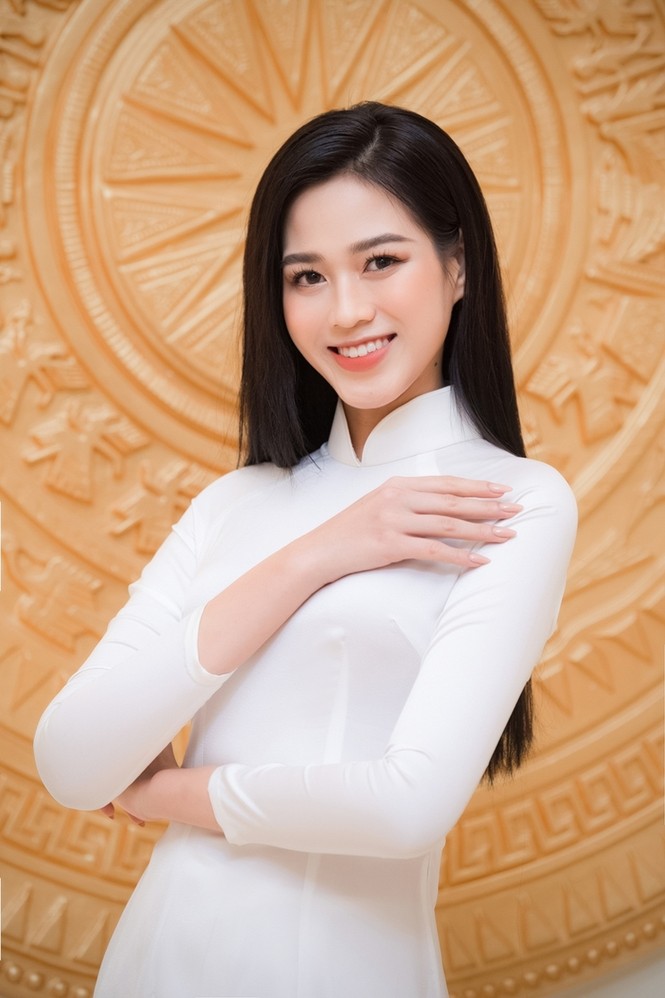 Hoa hậu Đỗ Thị Hà xinh đẹp trong tà áo dài trắng khi chính thức đảm nhận cương vị mới - ảnh 4