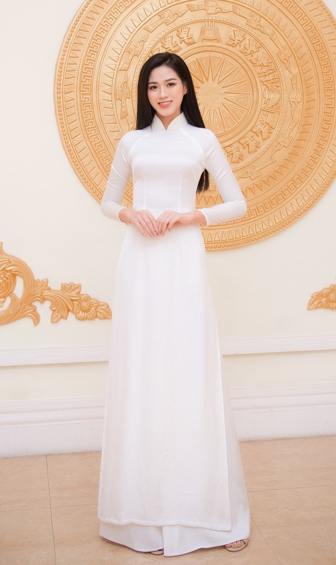 Hoa hậu Đỗ Thị Hà xinh đẹp trong tà áo dài trắng khi chính thức đảm nhận cương vị mới - ảnh 3