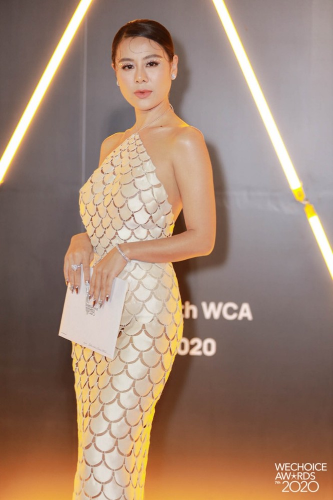 Những mẫu váy đặc biệt được mỹ nhân Việt yêu thích, đụng hàng bất chấp chiều cao tuổi tác - ảnh 6