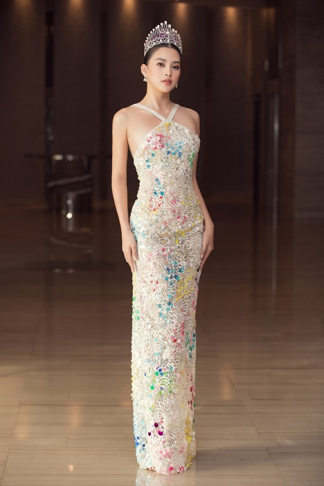 Những mẫu váy đặc biệt được mỹ nhân Việt yêu thích, đụng hàng bất chấp chiều cao tuổi tác - ảnh 7