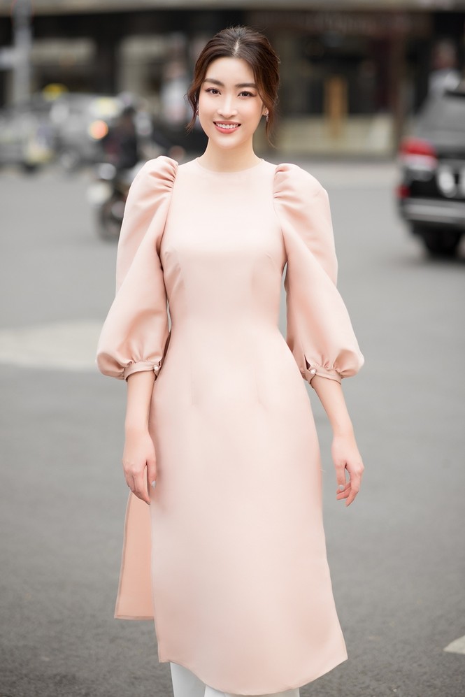 Hoa hậu Đỗ Mỹ Linh ra mắt BST áo dài Tết đến từ thương hiệu do cô sở hữu, Tiểu Vy làm mẫu - ảnh 3