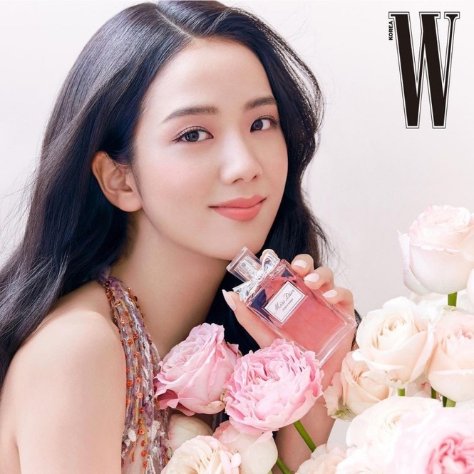 Cùng quảng cáo nước hoa Dior, hai đại sứ Jisoo (BLACKPINK) và Angela Baby lại được đem ra so sánh - ảnh 2