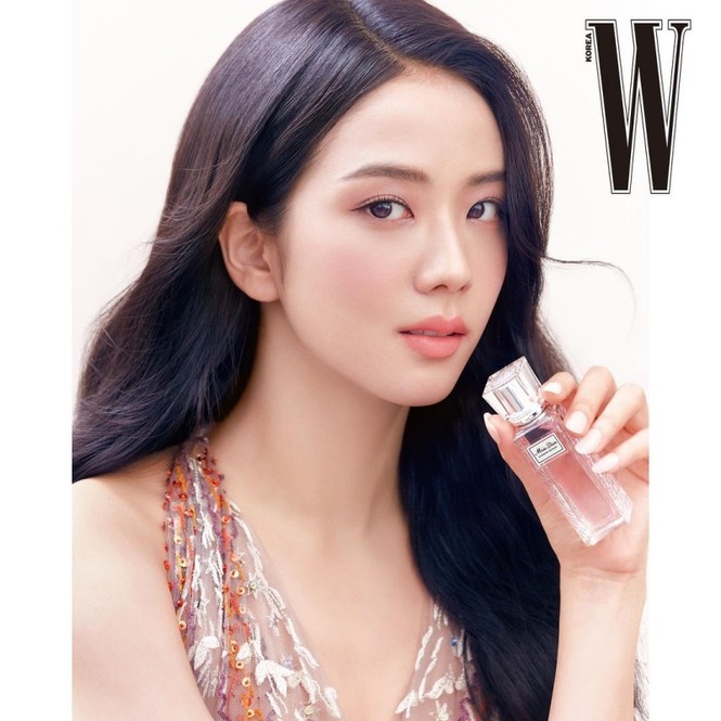 Cùng quảng cáo nước hoa Dior, hai đại sứ Jisoo (BLACKPINK) và Angela Baby lại được đem ra so sánh - ảnh 3