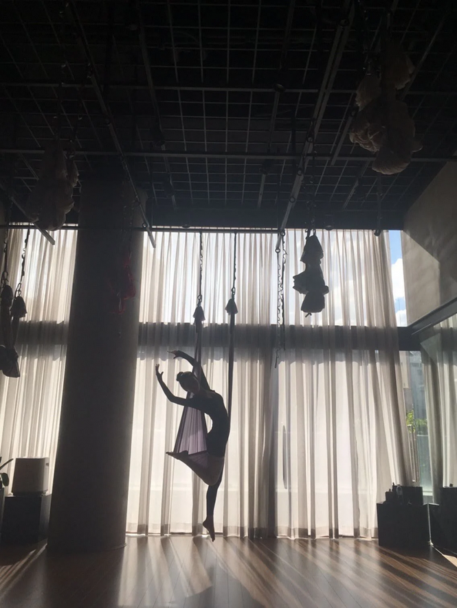 Karina (aespa) khoe body siêu đỉnh trong ảnh tập yoga, netizen lại lấy ảnh Jisoo (BLACKPINK) ra so sánh - ảnh 4