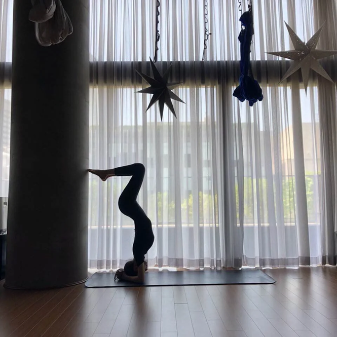 Karina (aespa) khoe body siêu đỉnh trong ảnh tập yoga, netizen lại lấy ảnh Jisoo (BLACKPINK) ra so sánh - ảnh 3