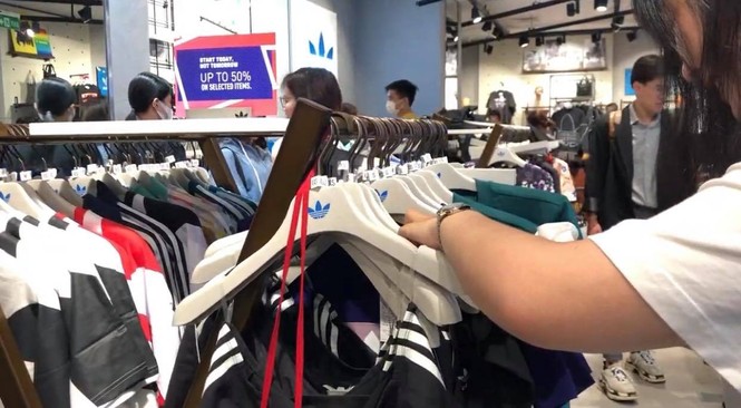 TP. HCM: Đại tiệc mua sắm cuối tuần “Thứ Sáu Đen” thu hút khách hàng mọi độ tuổi - ảnh 2