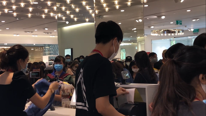 TP. HCM: Đại tiệc mua sắm cuối tuần “Thứ Sáu Đen” thu hút khách hàng mọi độ tuổi - ảnh 7