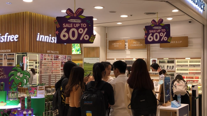 TP. HCM: Đại tiệc mua sắm cuối tuần “Thứ Sáu Đen” thu hút khách hàng mọi độ tuổi - ảnh 4