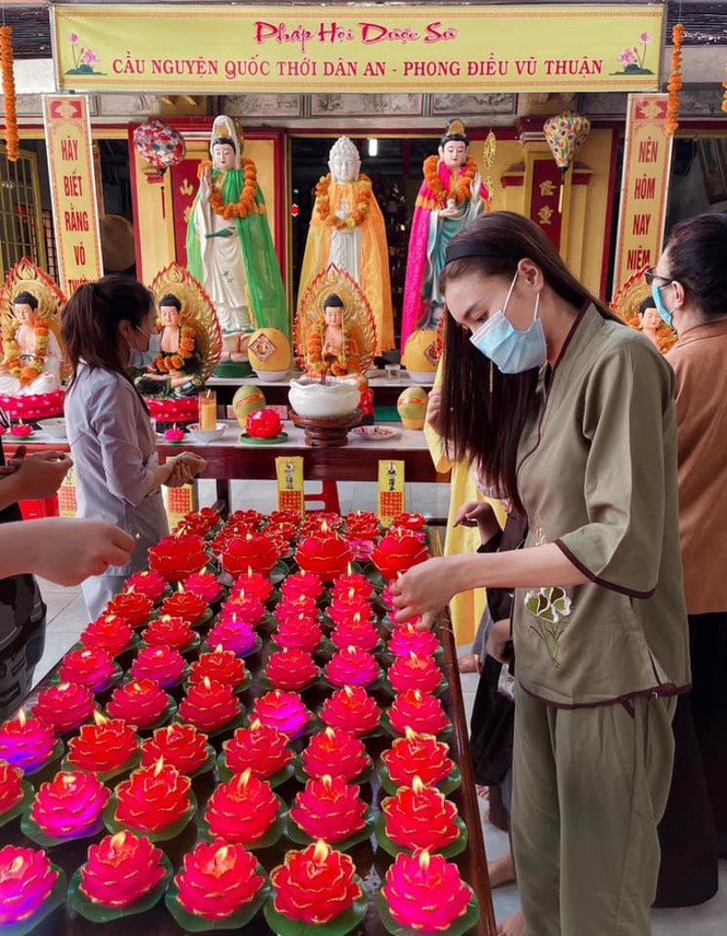 Muôn hình vạn trạng trang phục đi lễ chùa của sao Việt - ảnh 7