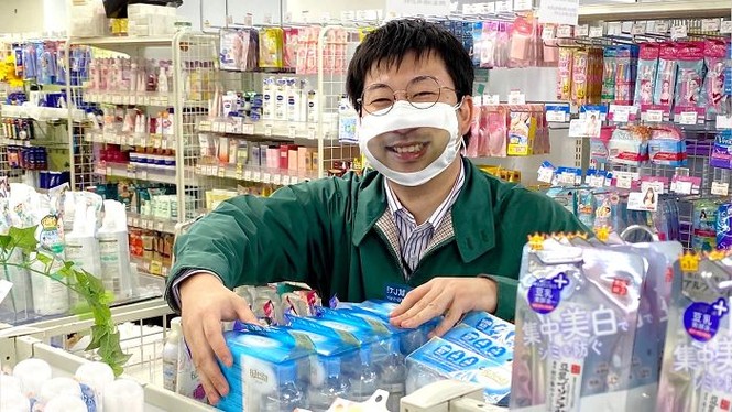 Cửa hàng Nhật Bản in hình nụ cười lên khẩu trang cho nhân viên - ảnh 1