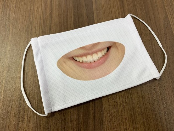 Cửa hàng Nhật Bản in hình nụ cười lên khẩu trang cho nhân viên - ảnh 5