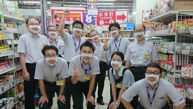 Cửa hàng Nhật Bản in hình nụ cười lên khẩu trang cho nhân viên - ảnh 9