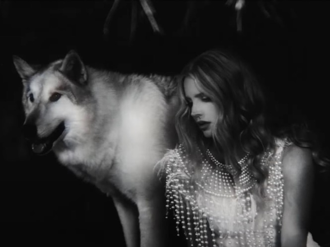 Hãy đội mũ bảo hiểm khi xem MV mới của Lana Del Rey: Bẻ lái cực gắt khiến bạn “hết hồn” - ảnh 1