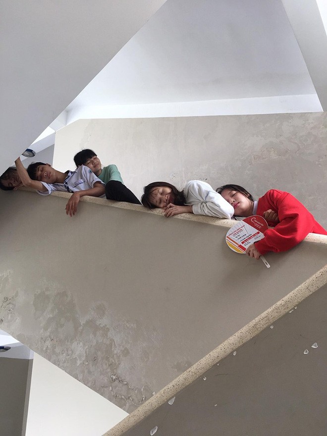 Cười ngất với chùm ảnh teen vạ vật khắp cầu thang, góc lớp khi mùa thi về - ảnh 5