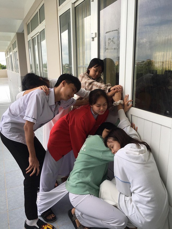 Cười ngất với chùm ảnh teen vạ vật khắp cầu thang, góc lớp khi mùa thi về - ảnh 4
