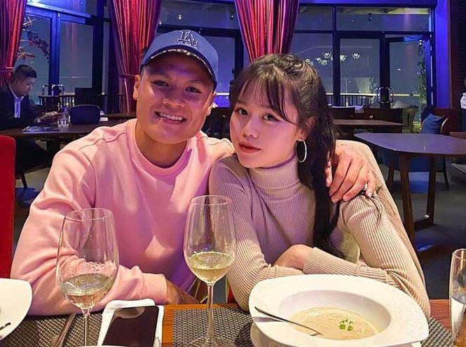 Bạn gái Quang Hải đăng story ngầm