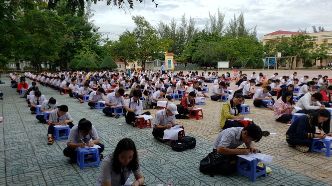 Trường THPT tại TP.HCM cho học sinh làm bài kiểm tra dưới sân trường để chống gian lận - ảnh 1