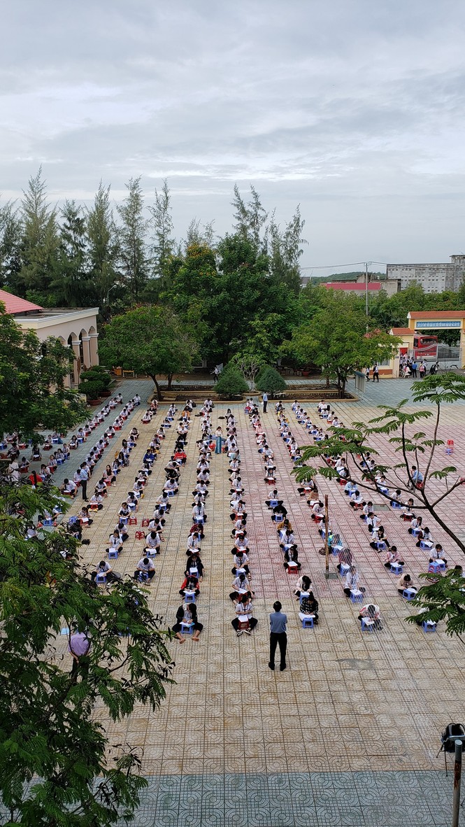Trường THPT tại TP.HCM cho học sinh làm bài kiểm tra dưới sân trường để chống gian lận - ảnh 3