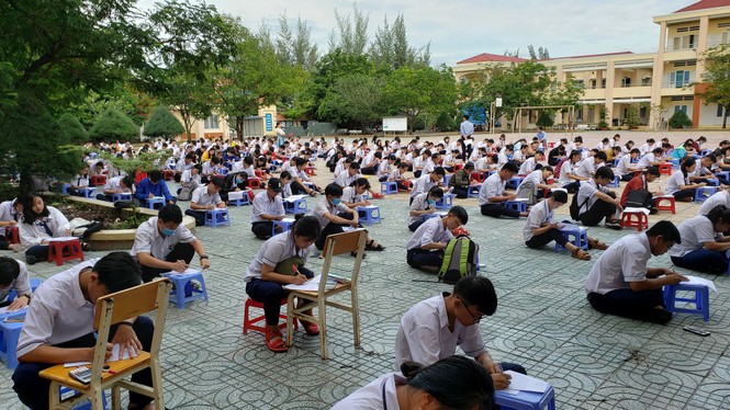 Trường THPT tại TP.HCM cho học sinh làm bài kiểm tra dưới sân trường để chống gian lận - ảnh 4