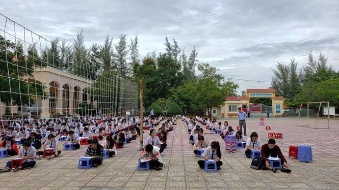 Trường THPT tại TP.HCM cho học sinh làm bài kiểm tra dưới sân trường để chống gian lận - ảnh 7