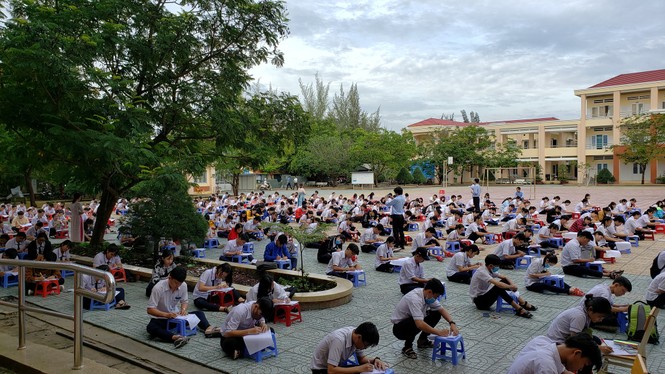 Trường THPT tại TP.HCM cho học sinh làm bài kiểm tra dưới sân trường để chống gian lận - ảnh 5