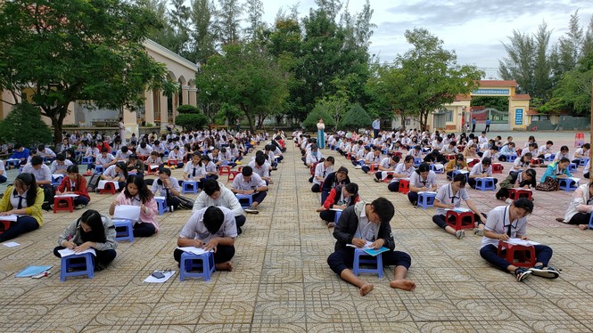Trường THPT tại TP.HCM cho học sinh làm bài kiểm tra dưới sân trường để chống gian lận - ảnh 2