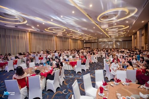 Liên hoan tổng kết năm học sang chảnh như tiệc cưới, dân mạng để lại bình luận thích thú - ảnh 2