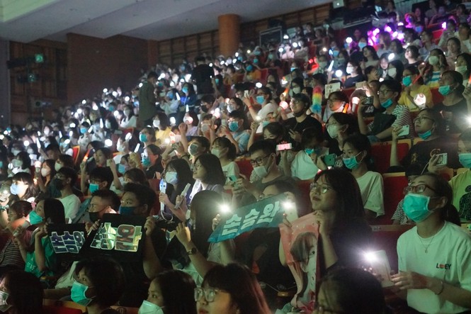 Dream Concert 2020: Các tín đồ Kpop gặp thần tượng qua màn hình điện thoại, máy tính - ảnh 1