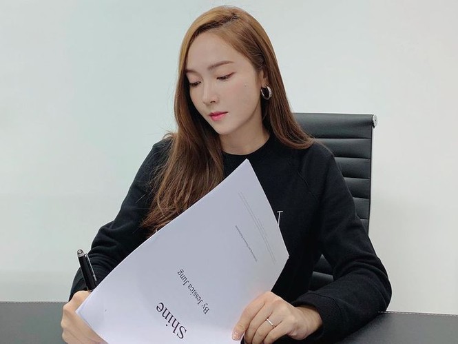 Cuốn sách đầu tay của cựu thành viên SNSD: Bạn sẽ từ bỏ những gì để có cơ hội toả sáng? - ảnh 2