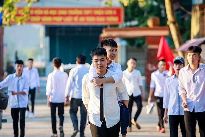 Đôi bạn thân cõng nhau đến lớp trong 10 năm giành điểm số xuất sắc kỳ thi tốt nghiệp THPT - ảnh 1