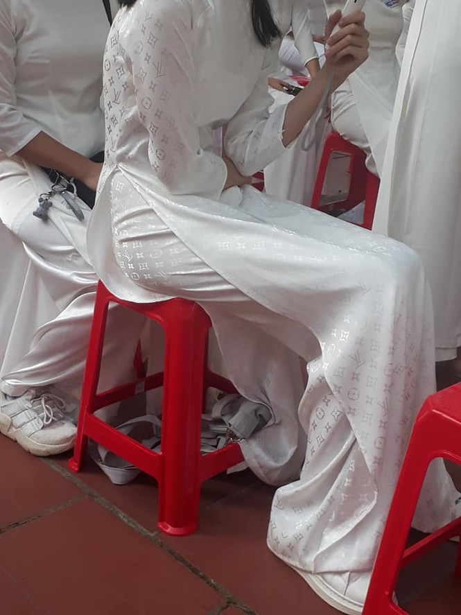 Nữ sinh mặc áo dài truyền thống dự lễ khai giảng, nhưng khi nhìn kĩ ai cũng phải trầm trồ - ảnh 1