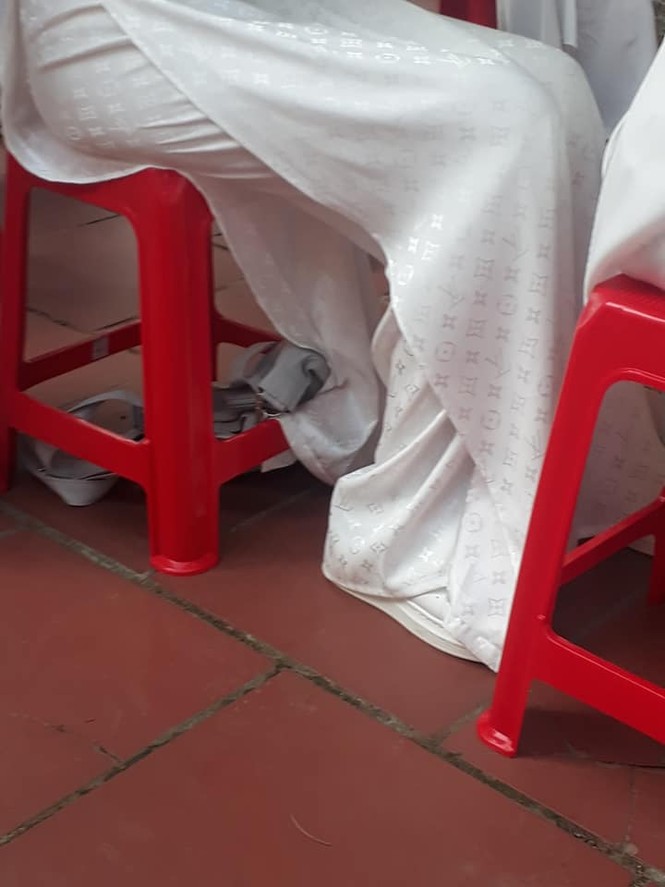 Nữ sinh mặc áo dài truyền thống dự lễ khai giảng, nhưng khi nhìn kĩ ai cũng phải trầm trồ - ảnh 2