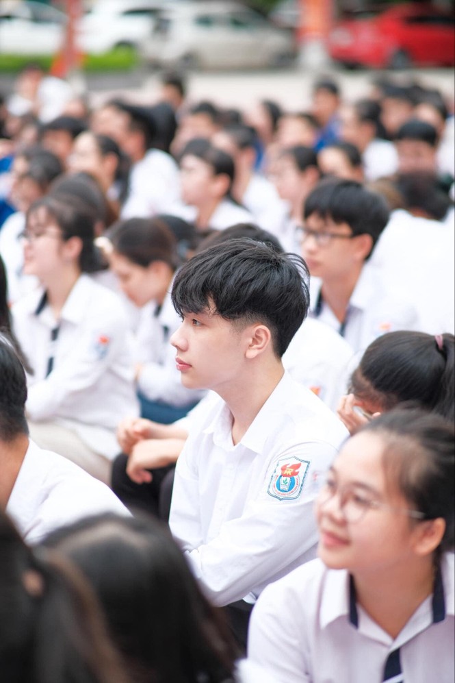Nam sinh đeo khẩu trang vẫn bị dân mạng