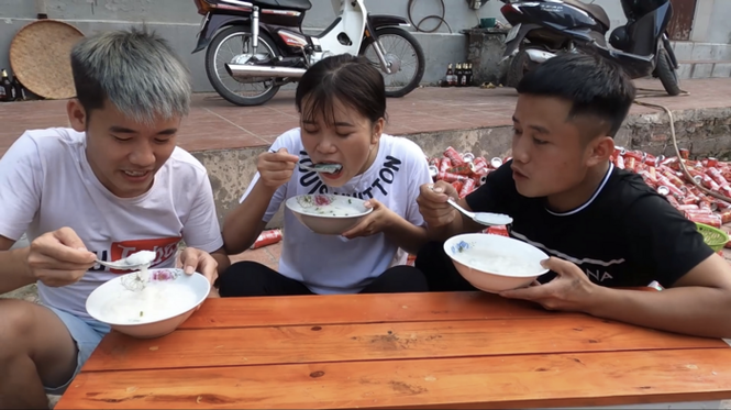 Sở Thông tin và Truyền thông Bắc Giang vào cuộc vụ Hưng Vlog nấu cháo gà còn nguyên lông - ảnh 3