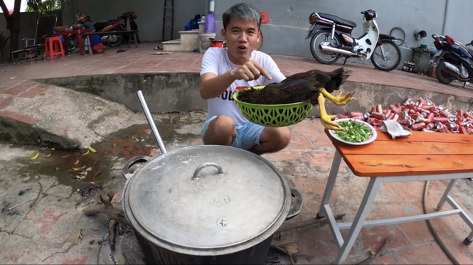 Sở Thông tin và Truyền thông Bắc Giang vào cuộc vụ Hưng Vlog nấu cháo gà còn nguyên lông - ảnh 1