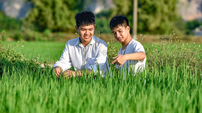 Nam sinh 10 năm cõng bạn đến trường: