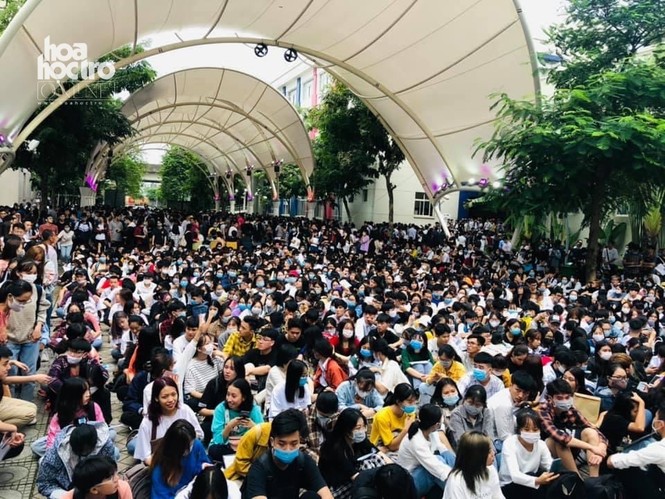 ĐH Thăng Long xét tuyển bổ sung sai quy định, phụ huynh, thí sinh thức xuyên đêm nộp hồ sơ - ảnh 2