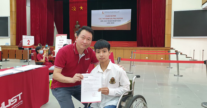 Nam sinh 10 năm cõng bạn đến trường