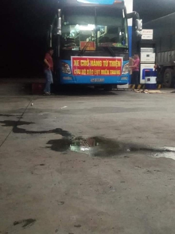 Xe chở hàng từ Sài Gòn ra Quảng Trị cứu trợ người dân vùng lũ bị ném đá vỡ kính ở Phú Yên - ảnh 1