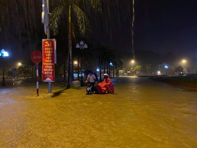 Cảnh tượng xót xa: Nhiều nơi tại Nghệ An ngập sâu trong nước lũ, khu vực biển bị sập bờ kè - ảnh 6
