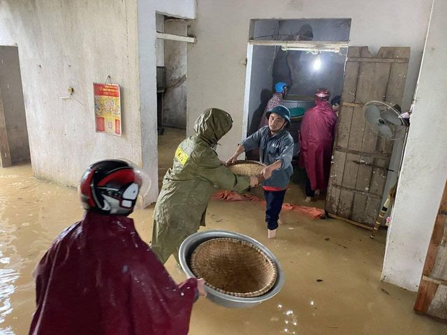 Cảnh tượng xót xa: Nhiều nơi tại Nghệ An ngập sâu trong nước lũ, khu vực biển bị sập bờ kè - ảnh 10