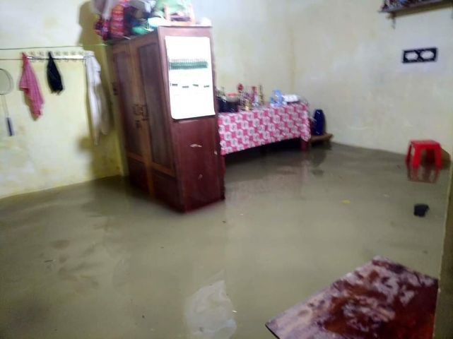 Cảnh tượng xót xa: Nhiều nơi tại Nghệ An ngập sâu trong nước lũ, khu vực biển bị sập bờ kè - ảnh 13