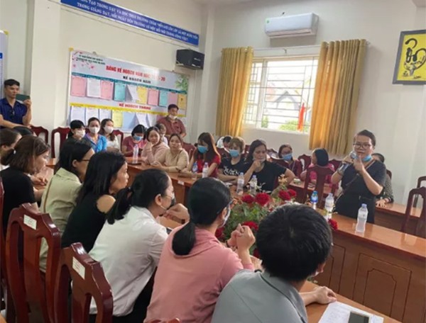 Phụ huynh bật khóc, quây kín cổng trường khi chứng kiến bữa ăn bán trú của trẻ tại trường - ảnh 1