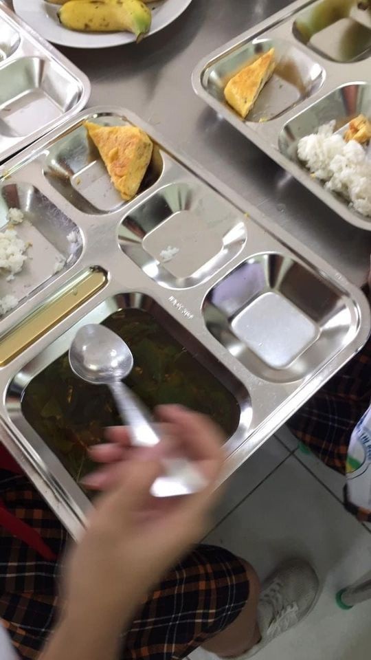 Phụ huynh bật khóc, quây kín cổng trường khi chứng kiến bữa ăn bán trú của trẻ tại trường - ảnh 2