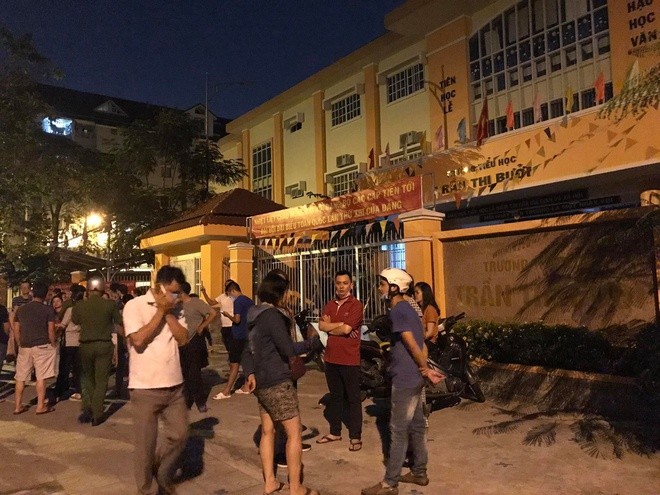 Phụ huynh bật khóc, quây kín cổng trường khi chứng kiến bữa ăn bán trú của trẻ tại trường - ảnh 4