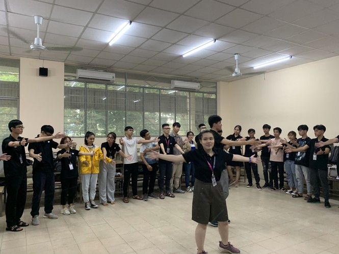 Sinh viên Đại học Sư phạm Kĩ thuật TP.HCM cùng nhau nâng cao kỹ năng tiếng Anh giao tiếp - ảnh 4